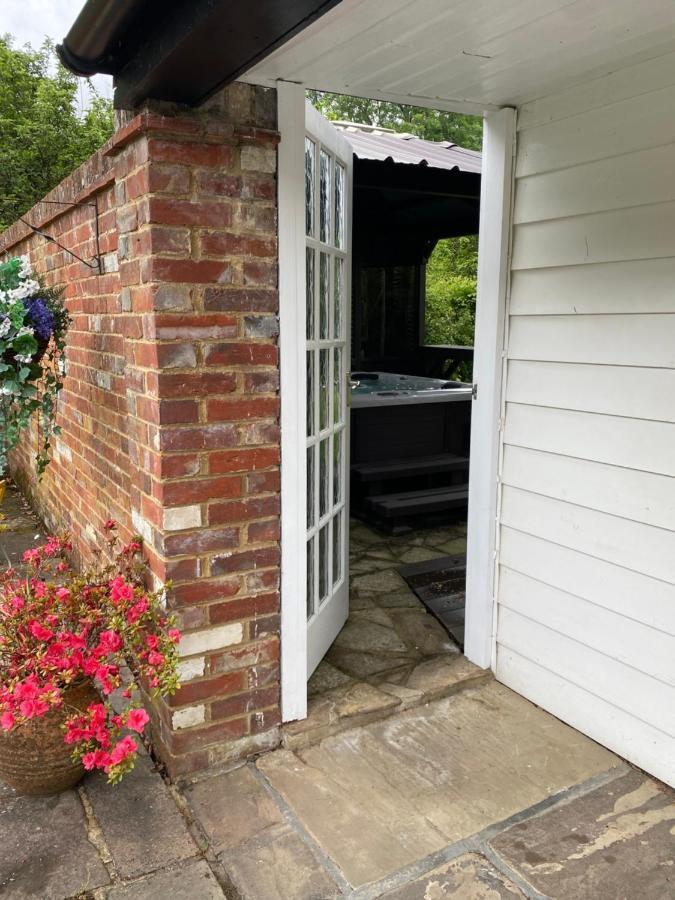 The Garth Guest Suite Studio Cottage Lingfield Buitenkant foto